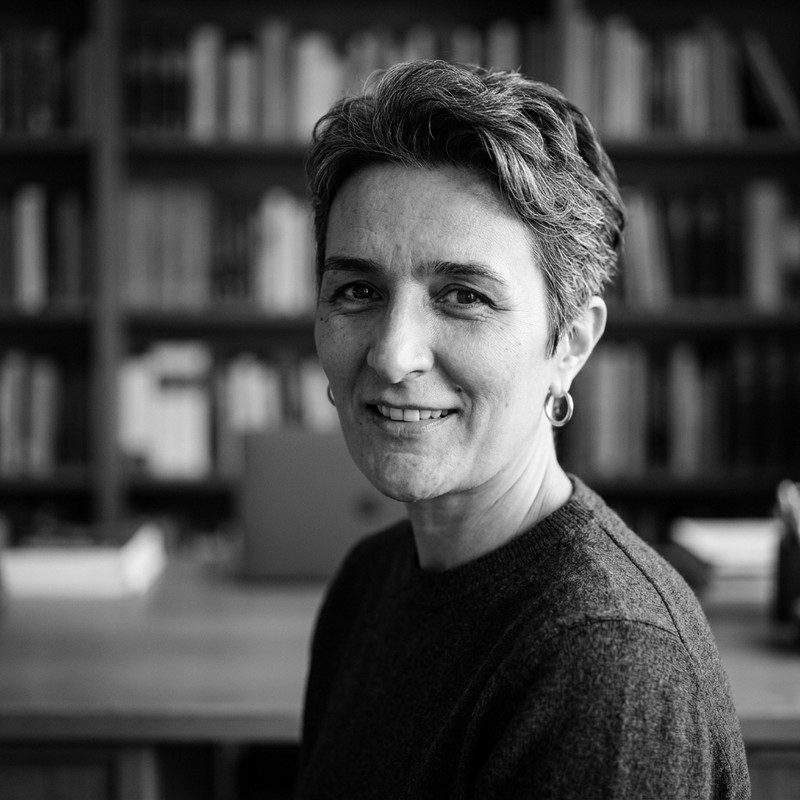 Dr. Gülnur Özdil — Matematik Eğitim Bilimleri Doktoru (Leica 50mm f/0.95 35° Sağdan Siyah-Beyaz Portre)